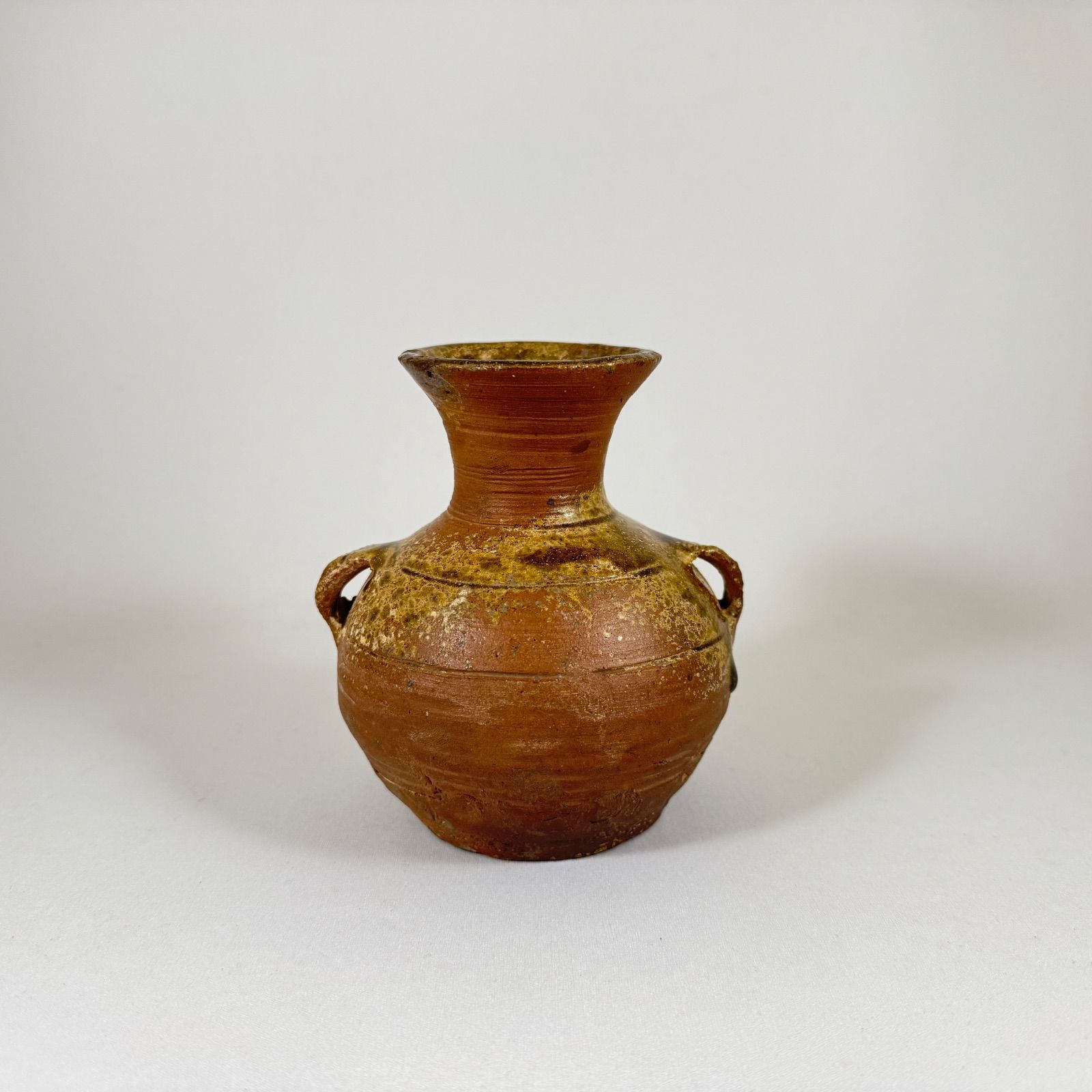 グレーとブラウンの陶芸壺 グレーとブラウンの陶芸壺