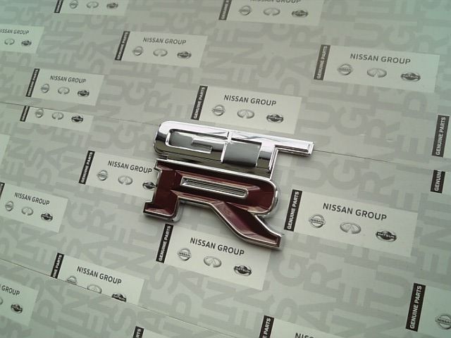 日産純正 エンブレム　R32、BNR32 左右セット、リアエンブレム 1台分 BNR32 前期 スカイライン32GTR 純正リヤエンブレム KG1 シルバー 日産