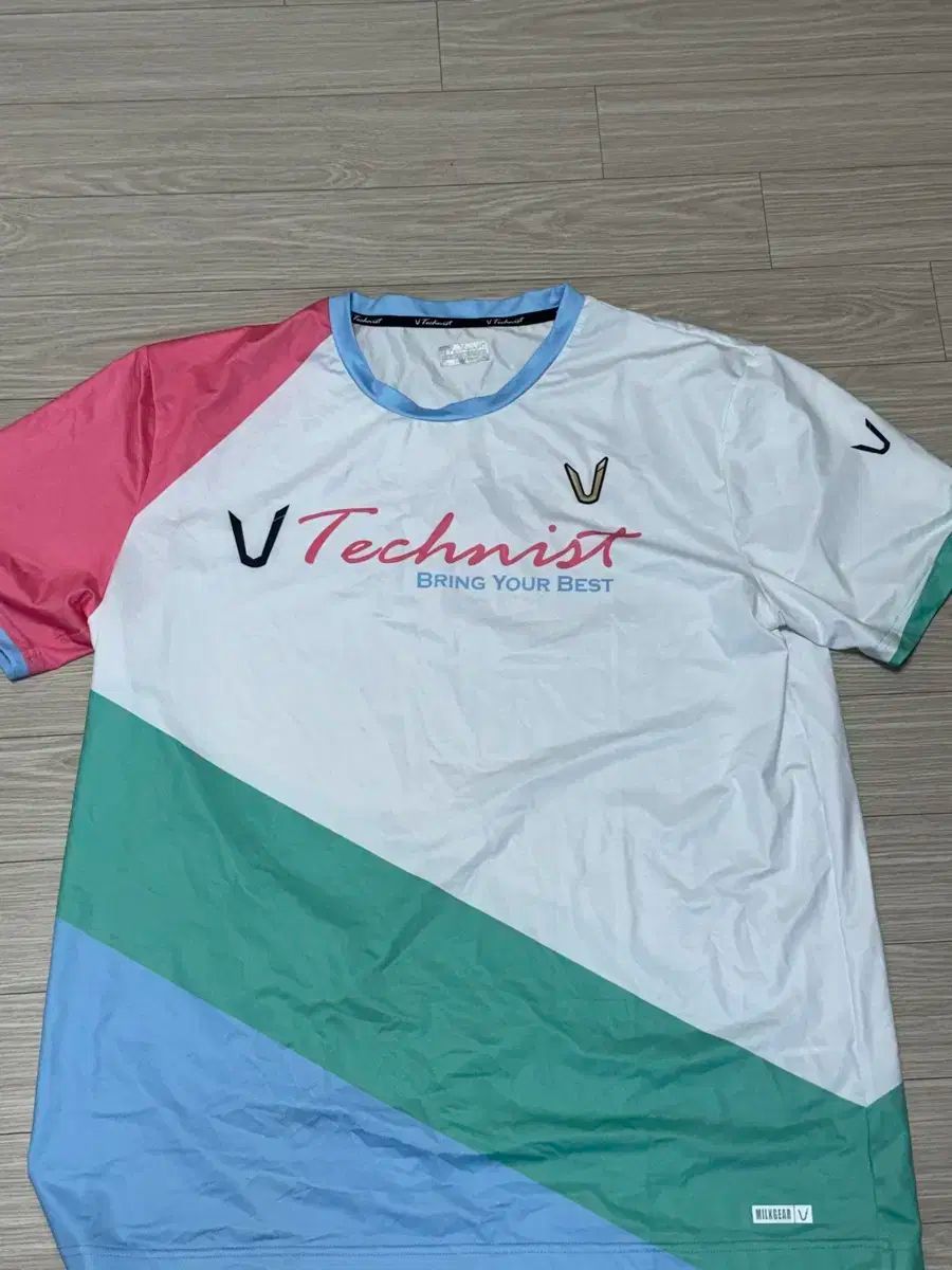 買ったものの使わずです Technist バドミントンスーツ バドミントンスーツ テニススーツ