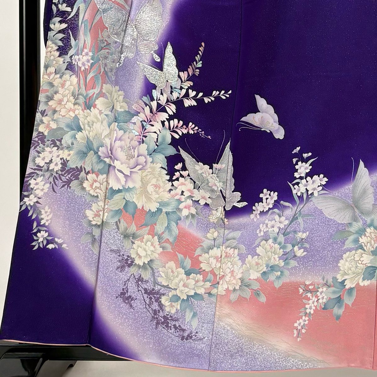 D368 振袖　紫　蝶　花　正絹　着物　袷　極美品 振袖 身丈168.5cm 裄丈70cm L 袷 草花 蝶 金銀彩 ぼかし 赤紫
