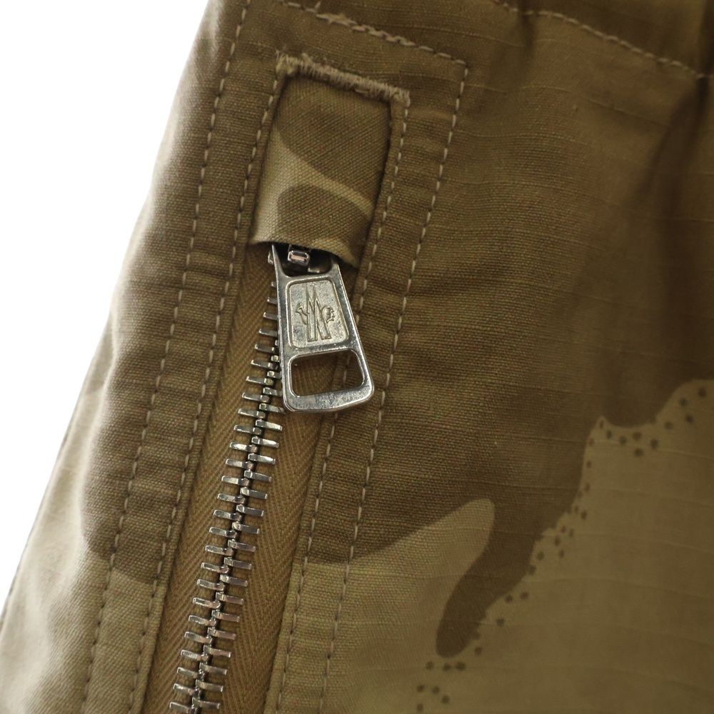 MONCLER (モンクレール) ロゴパッチ付き カモ柄 ドローコード ショートパンツ ベージュ G10912B71700