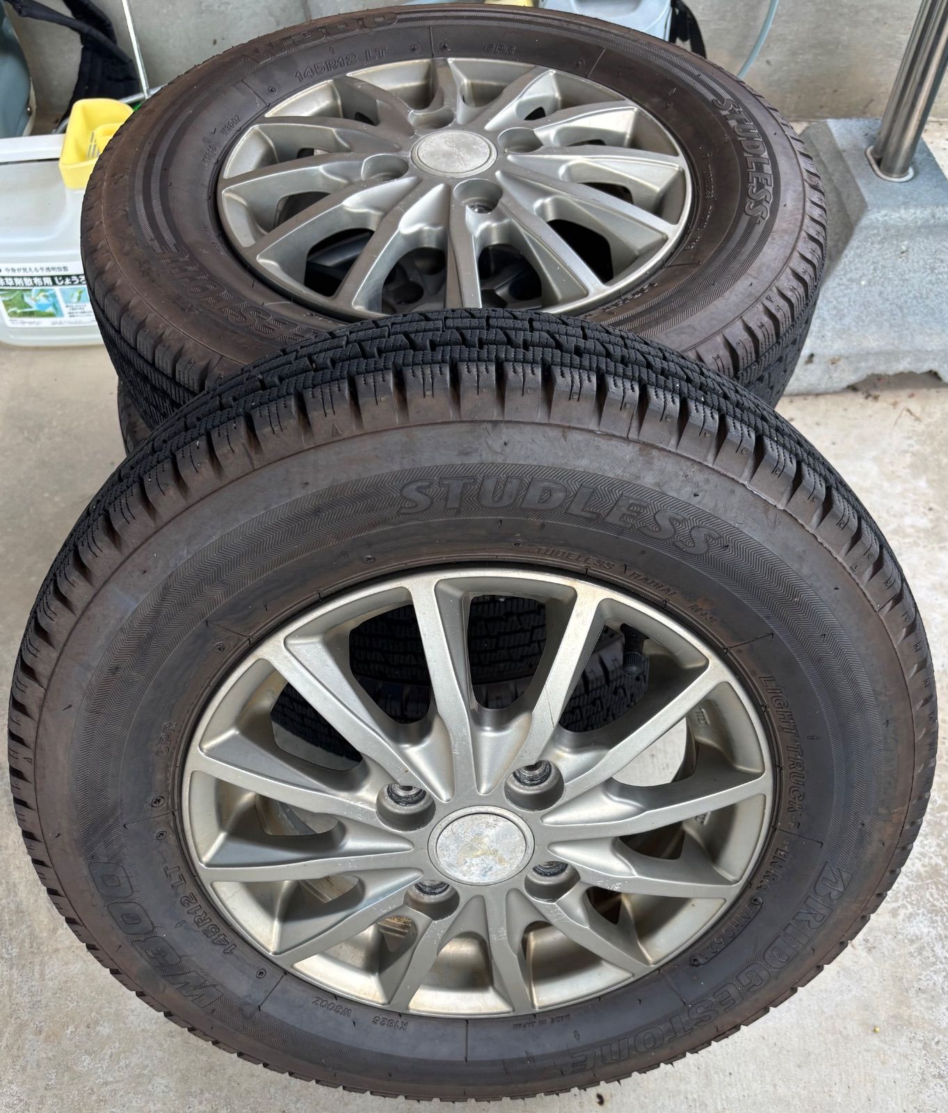 タイヤホイール４本セット　バリ山　15インチ　4.5J　オフセット43　PCD100　4穴　165/55R15　ワゴンR　スティングレー　スペーシア　 H)2020年製造スタッドレスタイヤ バリ山 ヨコハマ製 165&frasl;55R15 ・wezen