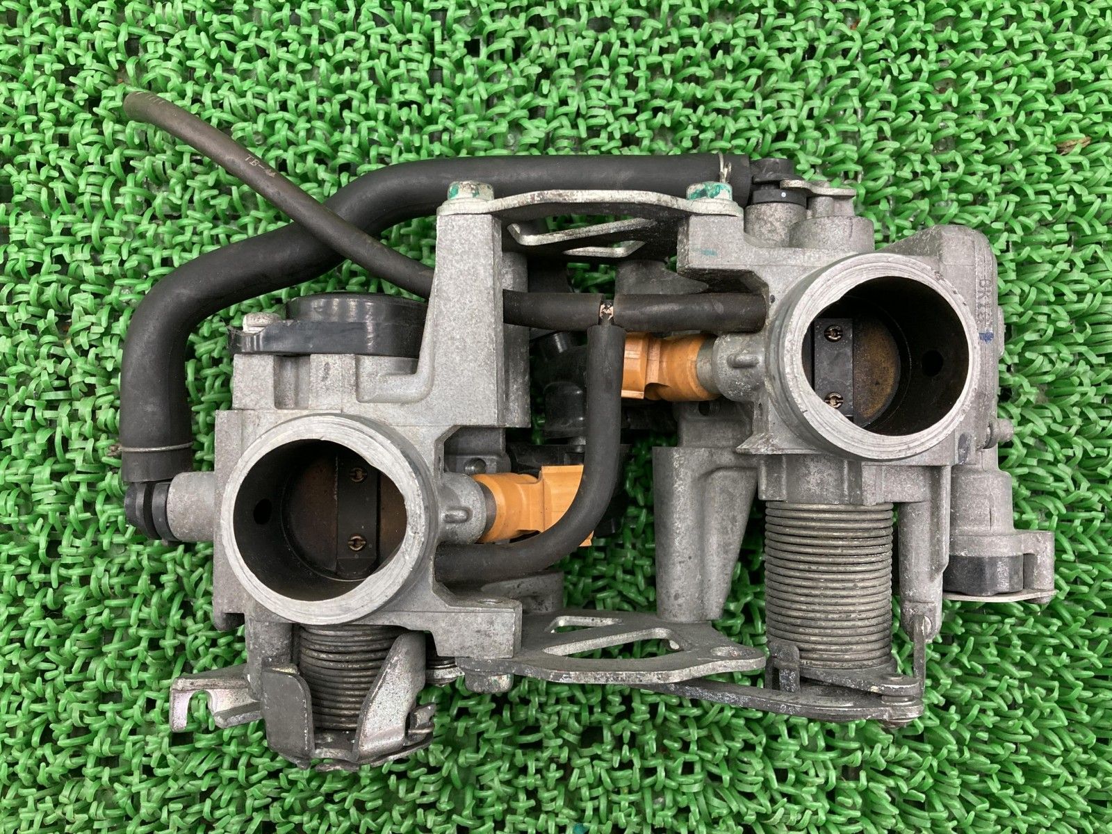 VTR250FI スロットルボディ 88A[A]BK22 ホンダ 純正 バイク 部品 MC33 本体割れ欠け無し 部品取りに 車検 Genuine 【中古】 51 VTR250FI スロットルボディ 88A[A]BK22 ホンダ 純正 バイク 部品 MC33