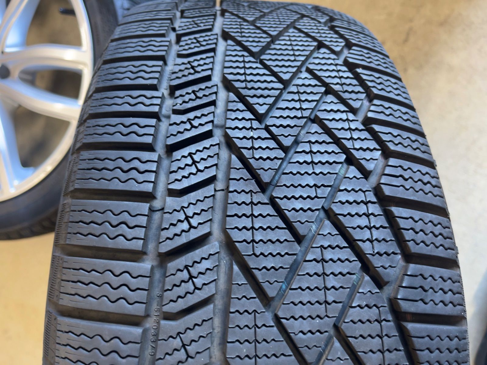 慈悲深い BMW G20 G21 G22 コンチネンタル 製 バリ山付 18インチ 4本セット 着回しコーデ