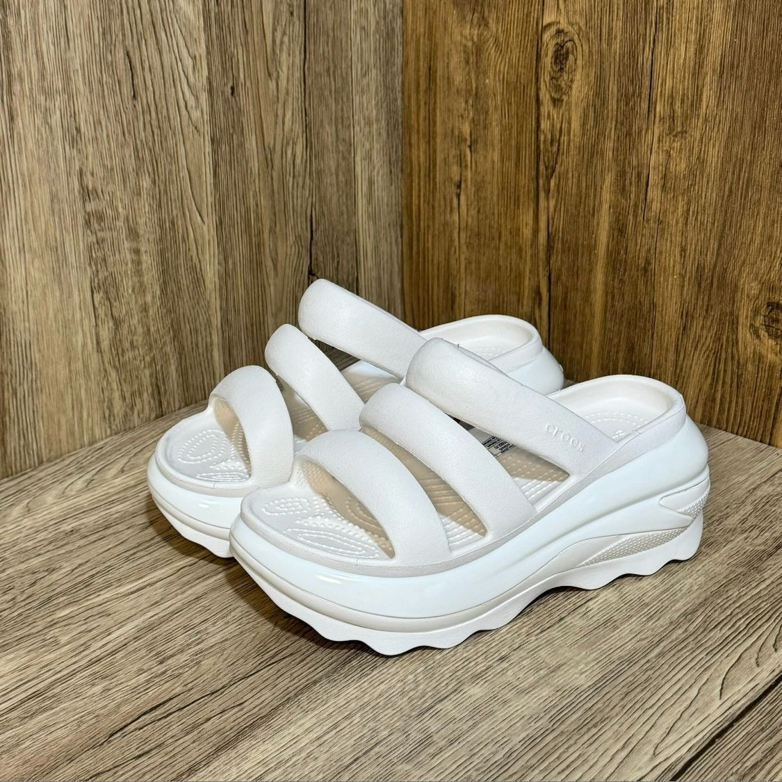 新品未使用?crocs メガ クラッシュ トリプル ストラップ 厚底 
