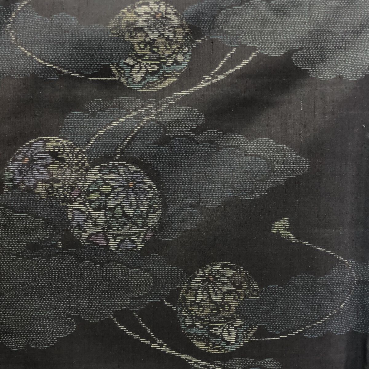 【超高級品】黒地　扇面に松竹梅柄の大島紬（未仕立て） 大島紬/未使用品/証紙付/さが美/仕立上がり/適応身長155～162㎝/10643 本場