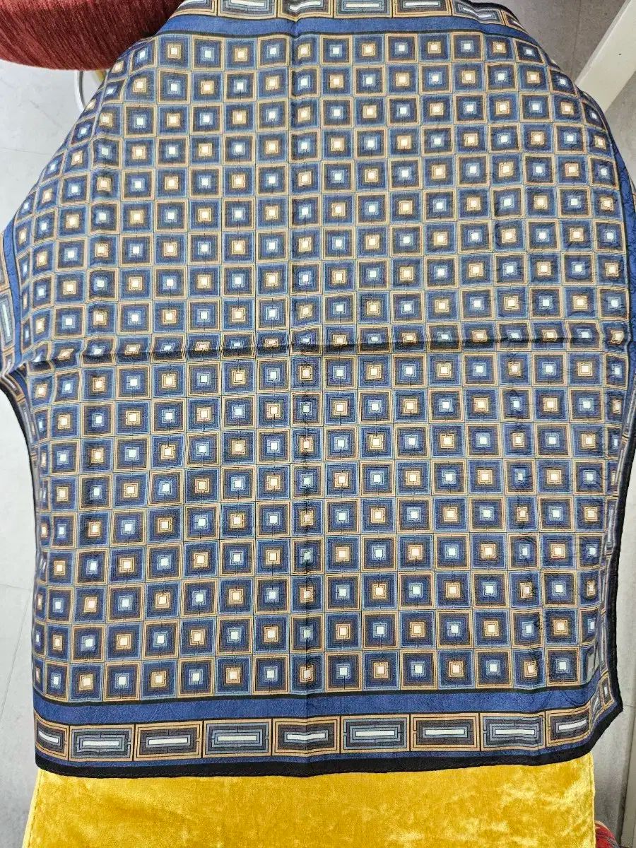 3945 未使用 定32,550 バレンシアガ ハンカチ 62×62cm シルク 新品) BALENCIAGA(バレンシアガ) ハンカチ - メルカリ