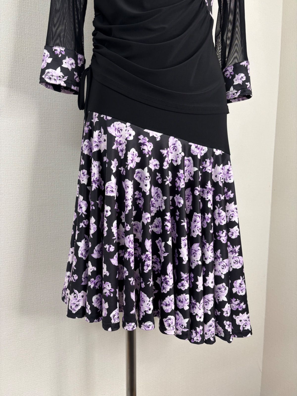 ❤️USED❣️美品❣️社交ダンス　ミディアムスカート　花柄❤️ 新品》社交ダンス パープル系 サイドポイントトップス 斜め