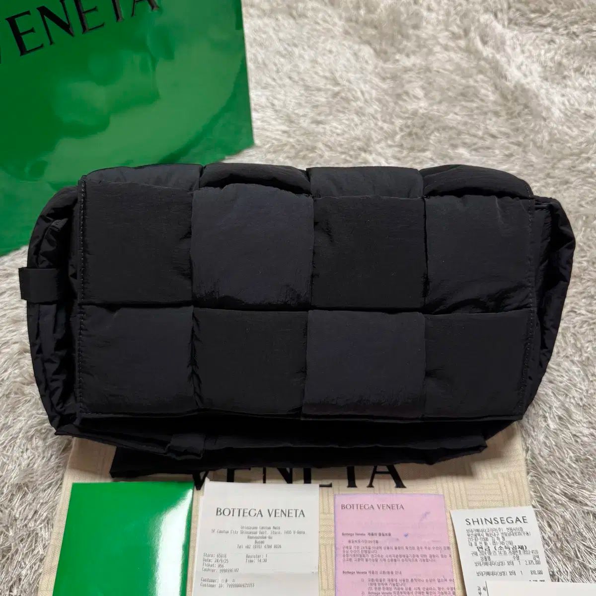 OS Bottega Veneta ボッテガヴェネタ イントレチャート マキシ ダウン カセットバッグ ブラック