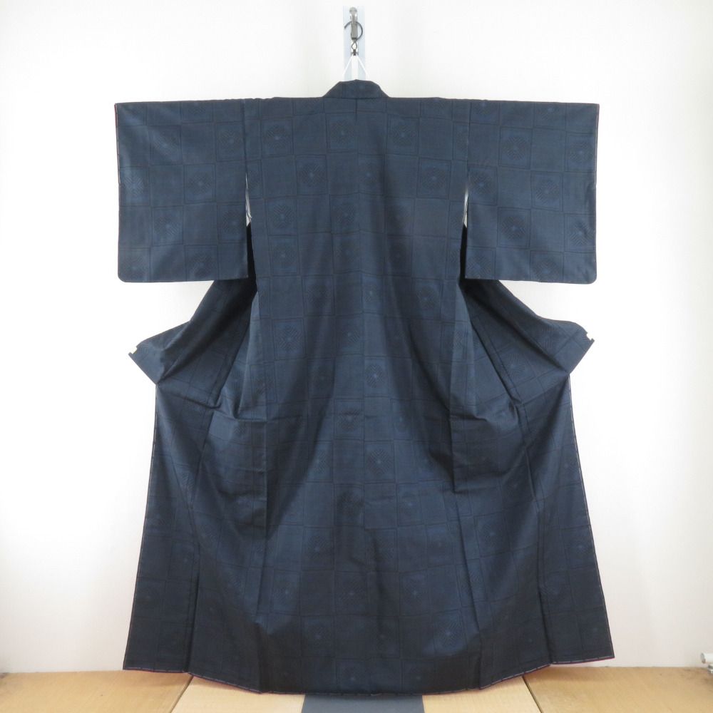 紬 着物 大島紬 市松に矢羽根模様 紺色x黒色 正絹 袷 広衿 カジュアル 紬 着物 大島紬 市松に矢羽根模様 紺色x黒色 正絹 袷 広衿 カジュアル