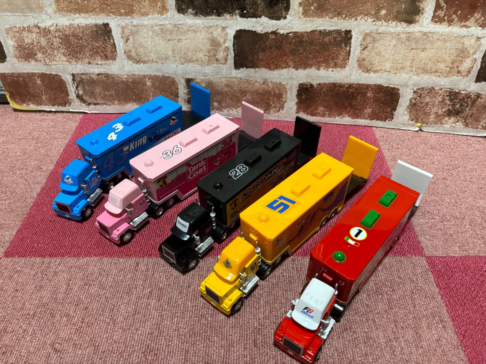 限定出品　カーズ　マックトラック トレーラー 11台セット 新品未使用 限定出品 カーズ マックトラック トレーラー 11台