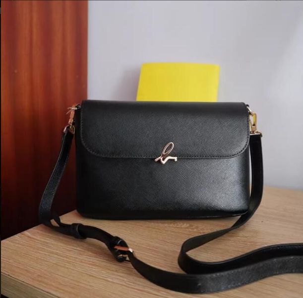Agnes bアニエスベーショルダーバッグ レザー ロゴ金具