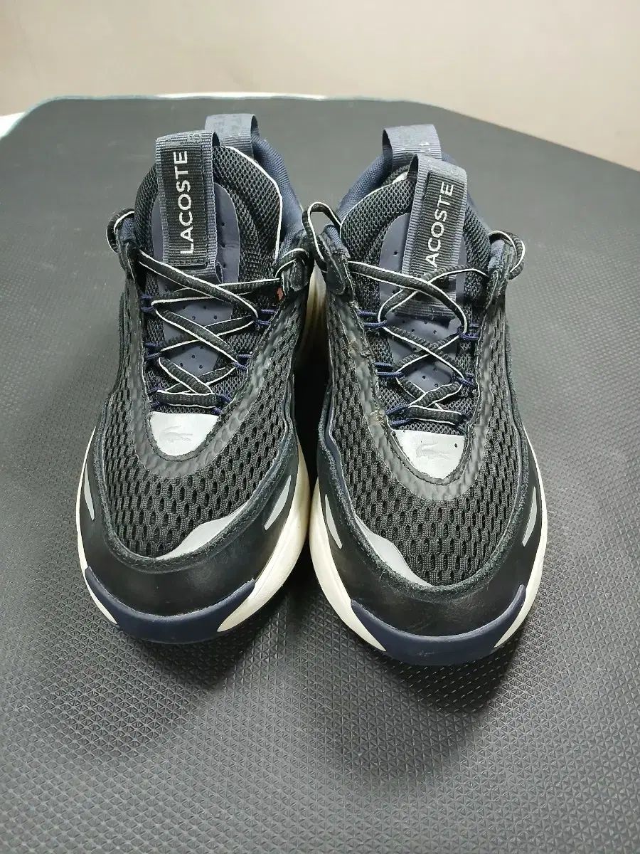 ブラック スニーカー