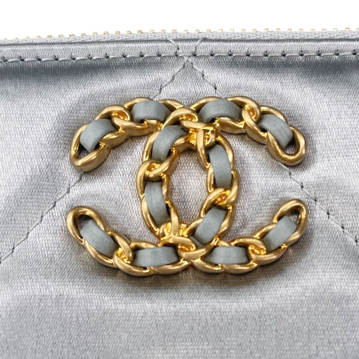CHANEL キルティングポーチ ホワイト 中古】 CHANEL シャネル 19 化粧ポーチ キルティング ナイロン