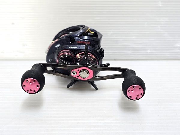 品】 ダイワ Daiwa ベイトリール 紅牙TW 4.9 右ハンドル ピンク 〇YR