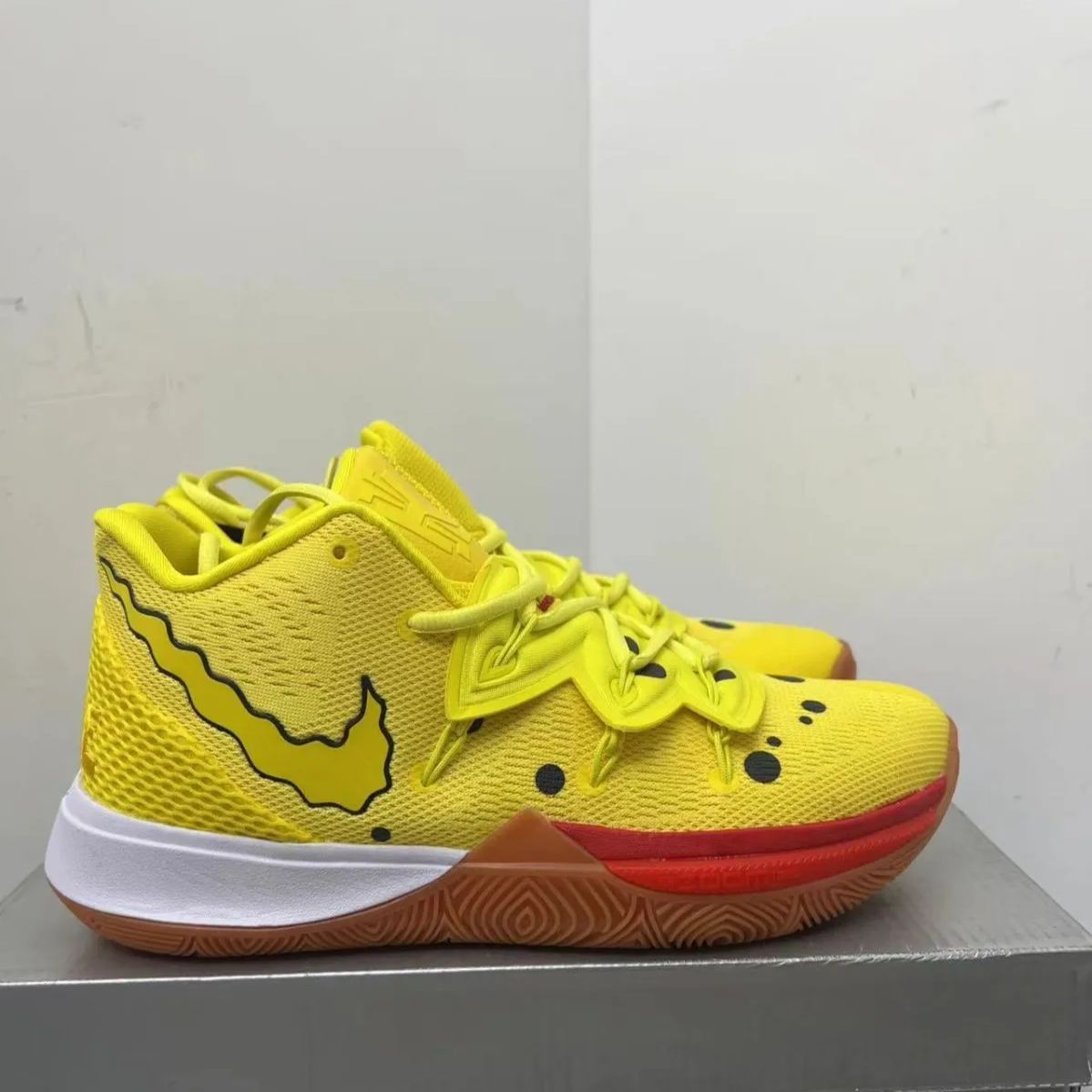 新品未使用 ナイキ SPONGEBOB SQUAREPANTS x Nike Kyrie 5 スニーカー