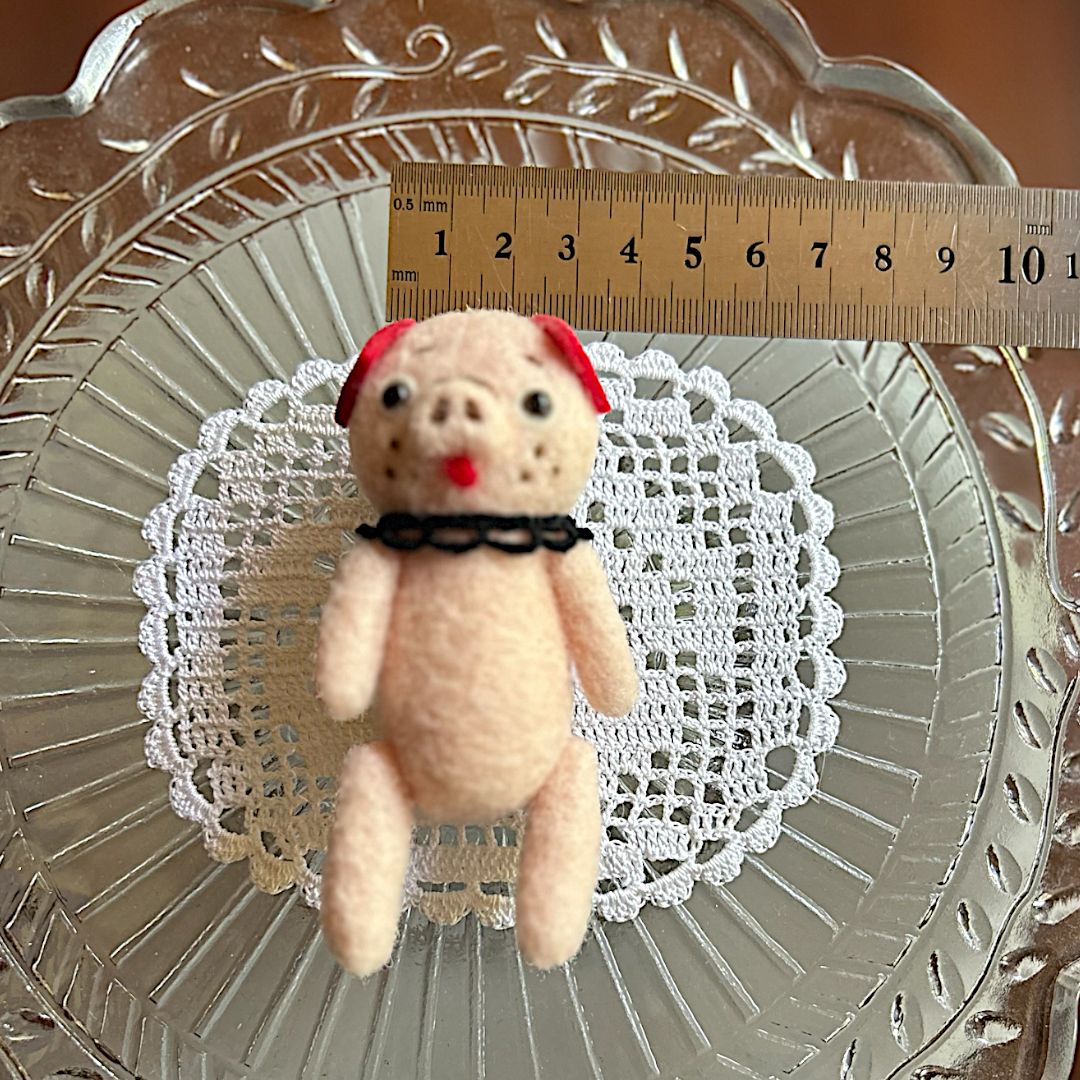 羊毛dollブローチ