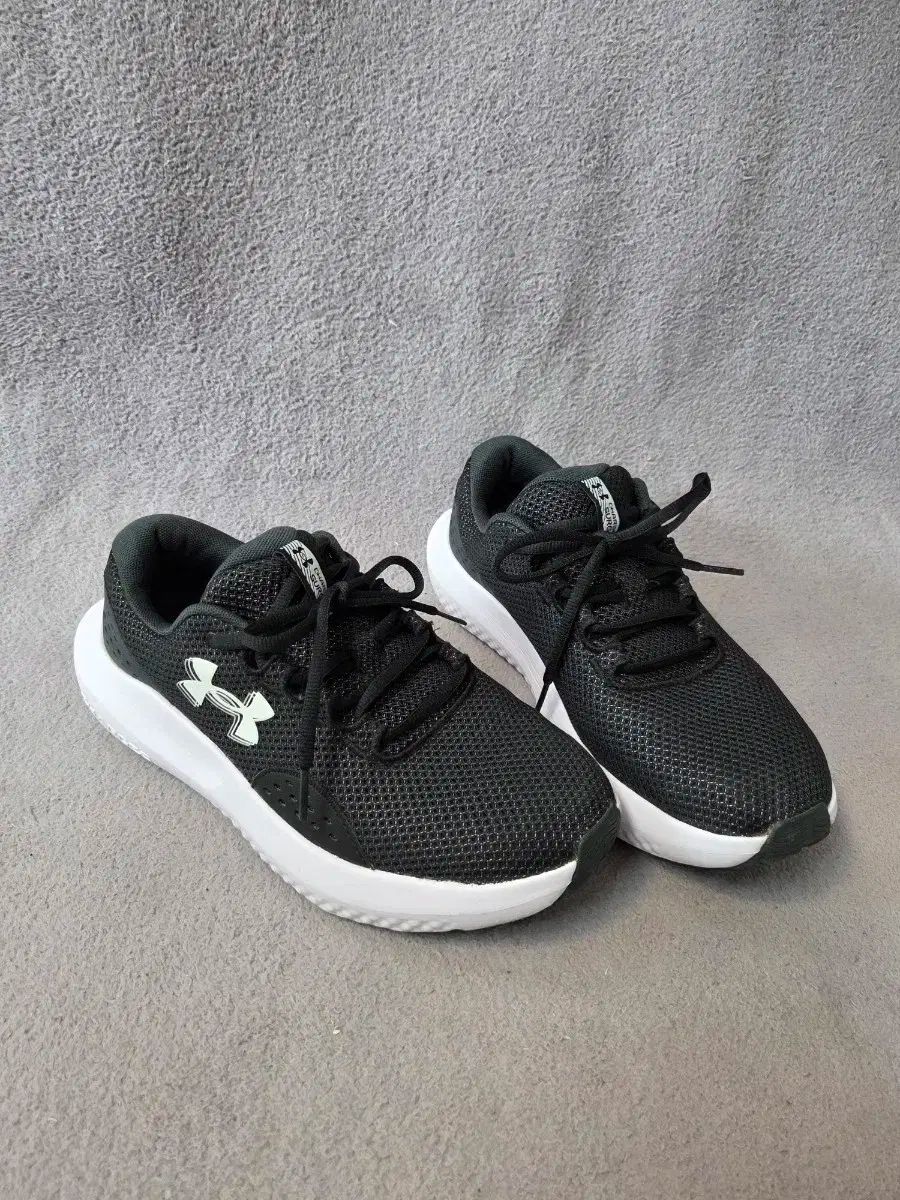 （ 260 ） UNDER ARMOUR(アンダーアーマー) UA サージ 4 ランニングシューズ