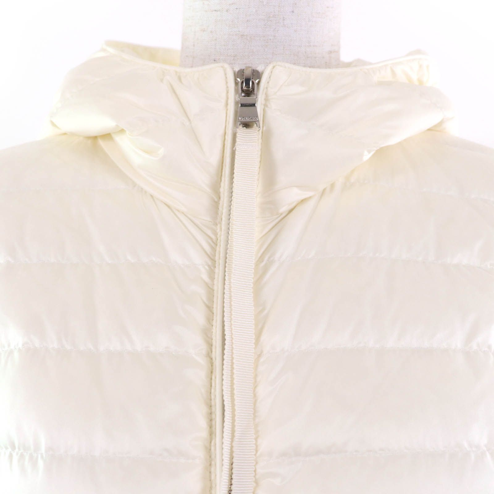 MONCLERモンクレール　アイボリー ダウンジップアップトレーナー　Ｍサイズ 美品☆MONCLER モンクレール MAGLIA ロゴワッペン・フード付 ZIP