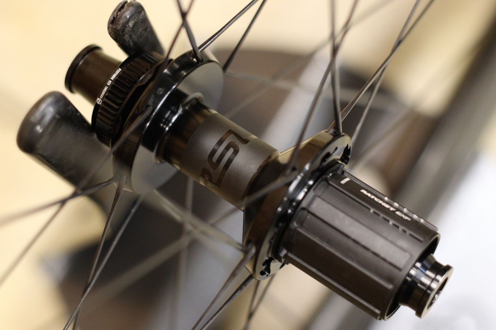 カーボン チューブレスレディ