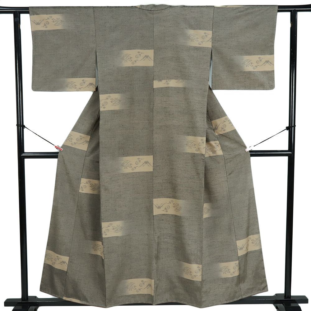 本場大島紬 地空き 花兎 証紙付 黒色 しつけ糸 K-4656 中古】 本場