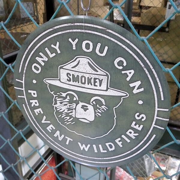 新品 アメリカ直輸入 スモーキーベア警告看板メタルサイン アメリカ雑貨2