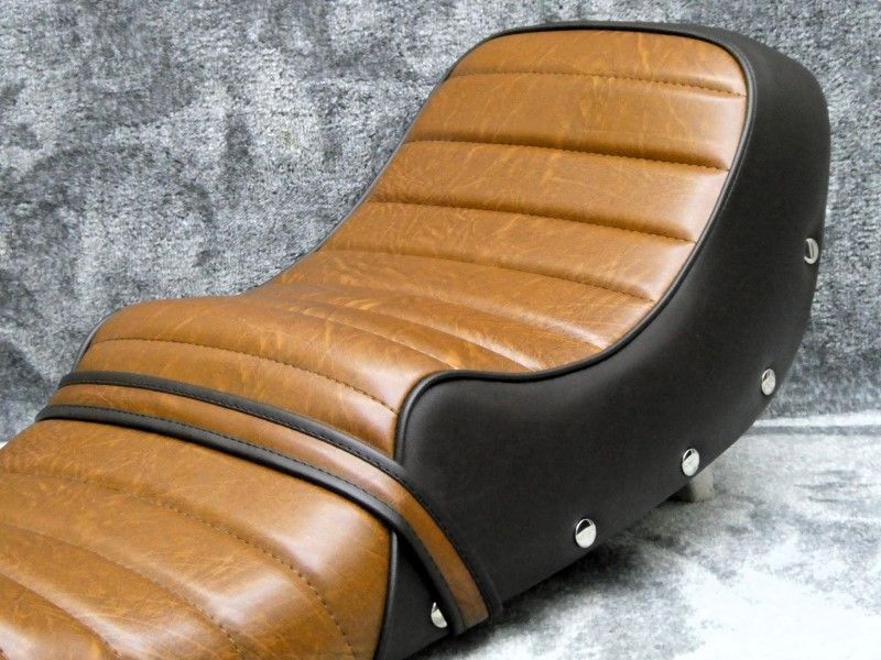 ＧＳ４００　タックロールシート　鋲打ち　黒皮/ アンコ抜き GS400 タックロール シート 鋲打ち 黒皮⁄ アンコ抜き ZRX400