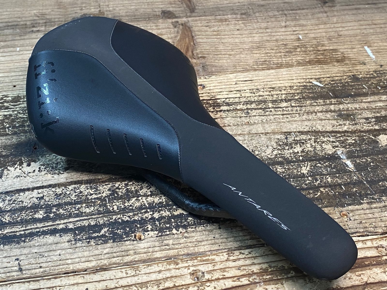 JG045 フィジーク fizik ANTARES R1 regular サドル カーボン