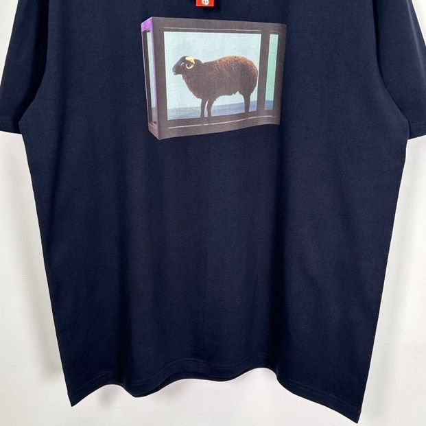 Supreme 2025SS DAMIEN HIRST BLACK SHEEP TEE くろい T シャツ Supreme 2025SS DAMIEN HIRST BLACK SHEEP TEE くろい T シャツ