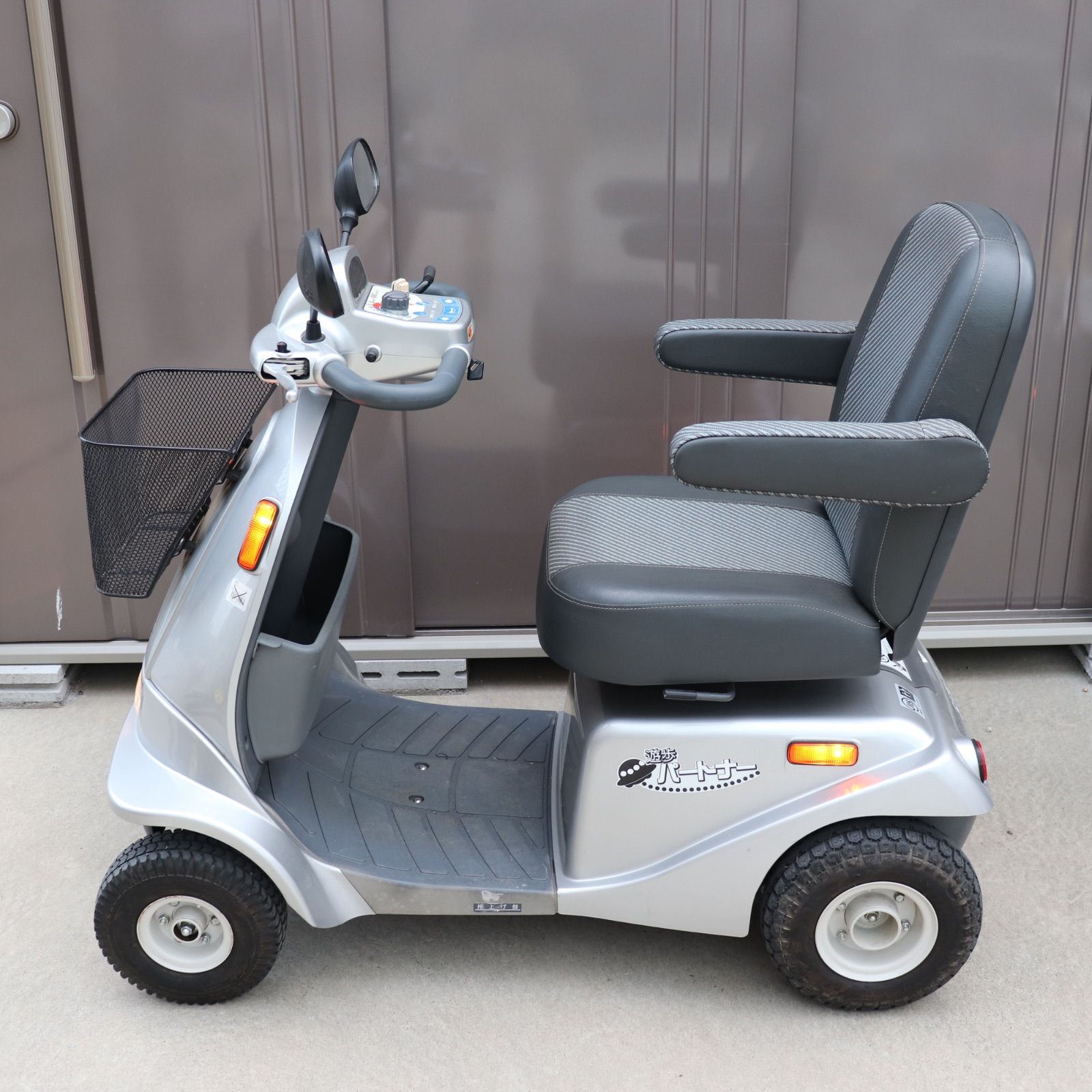 愛知県発】SERIO セリオ 歩行パートナー SBT40 セニアカー シルバー 銀