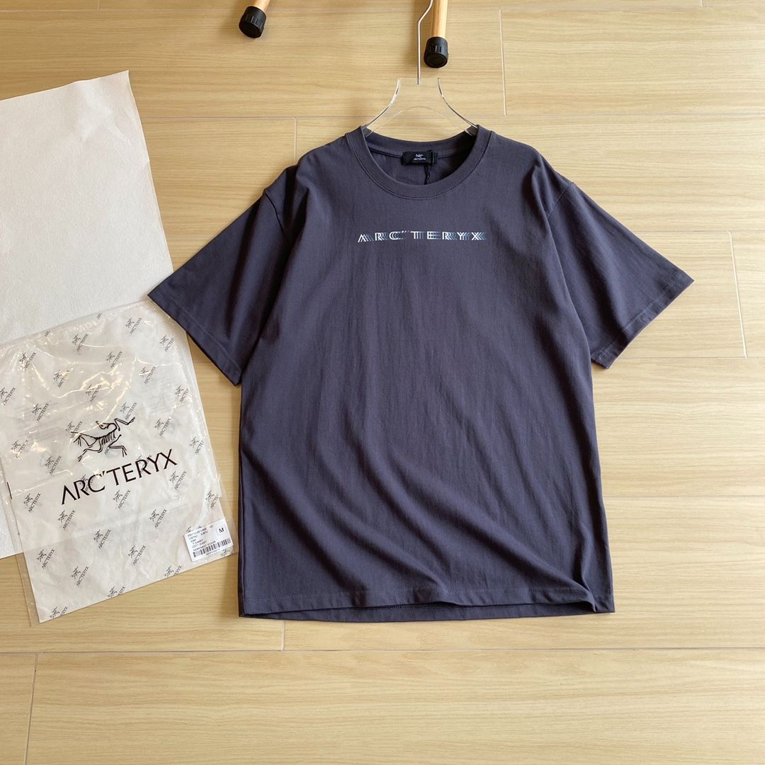 夏におすすめの3色短袖Tシャツ、Ayc'Teryx（アークテリクス）の「始祖鳥」 前後にロゴが入った男女兼用のゆったりとしたカジュアルな鳥の文字プリント、純コットン製の短袖です