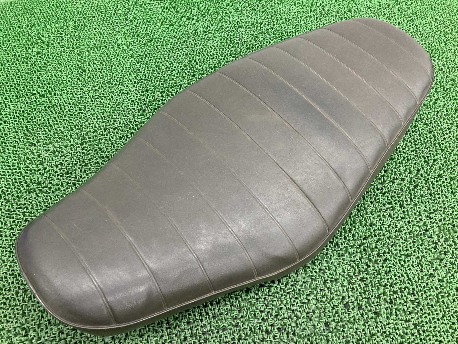 W650 シート 茶 カワサキ 純正 中古 バイク 部品 BJ650A タックロール 破れ無し 品薄 希少品 車検 Genuine Oq W650 シート 茶 カワサキ 純正 中古 バイク 部品 BJ650A タックロール