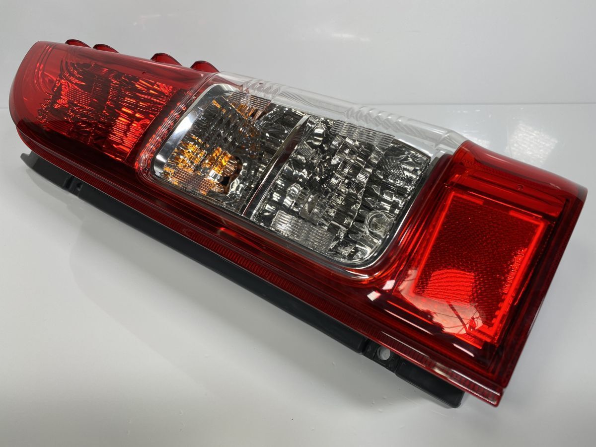 低走行 200系 ハイエース 6型 5型 4型 GDH201V KDH201V TRH200V 後期 純正 右テールランプ Assy 81551-26442 26-140 管理32020
