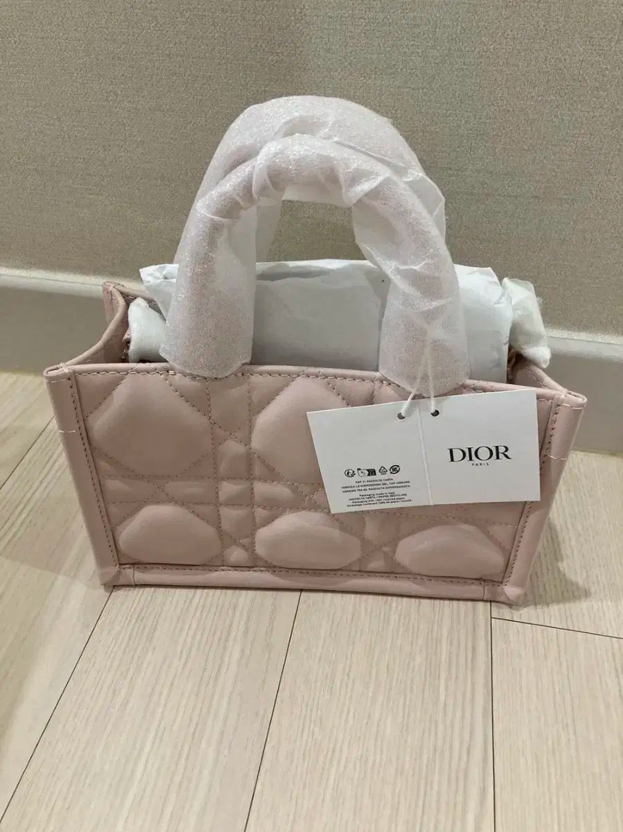 Dior ディオール ブックトート トートバッグ ミニ 新作＊ 23AW☆新作♪】DIOR ブックトートバッグ ミニストラップ付き