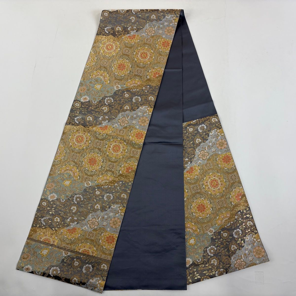 【付け下げ】 袷 広衿 蘇州刺繍 草花 模様 金彩 身丈約166cm トール 正絹 付け下げ《汕頭刺繍 蘇州刺繍 花々》