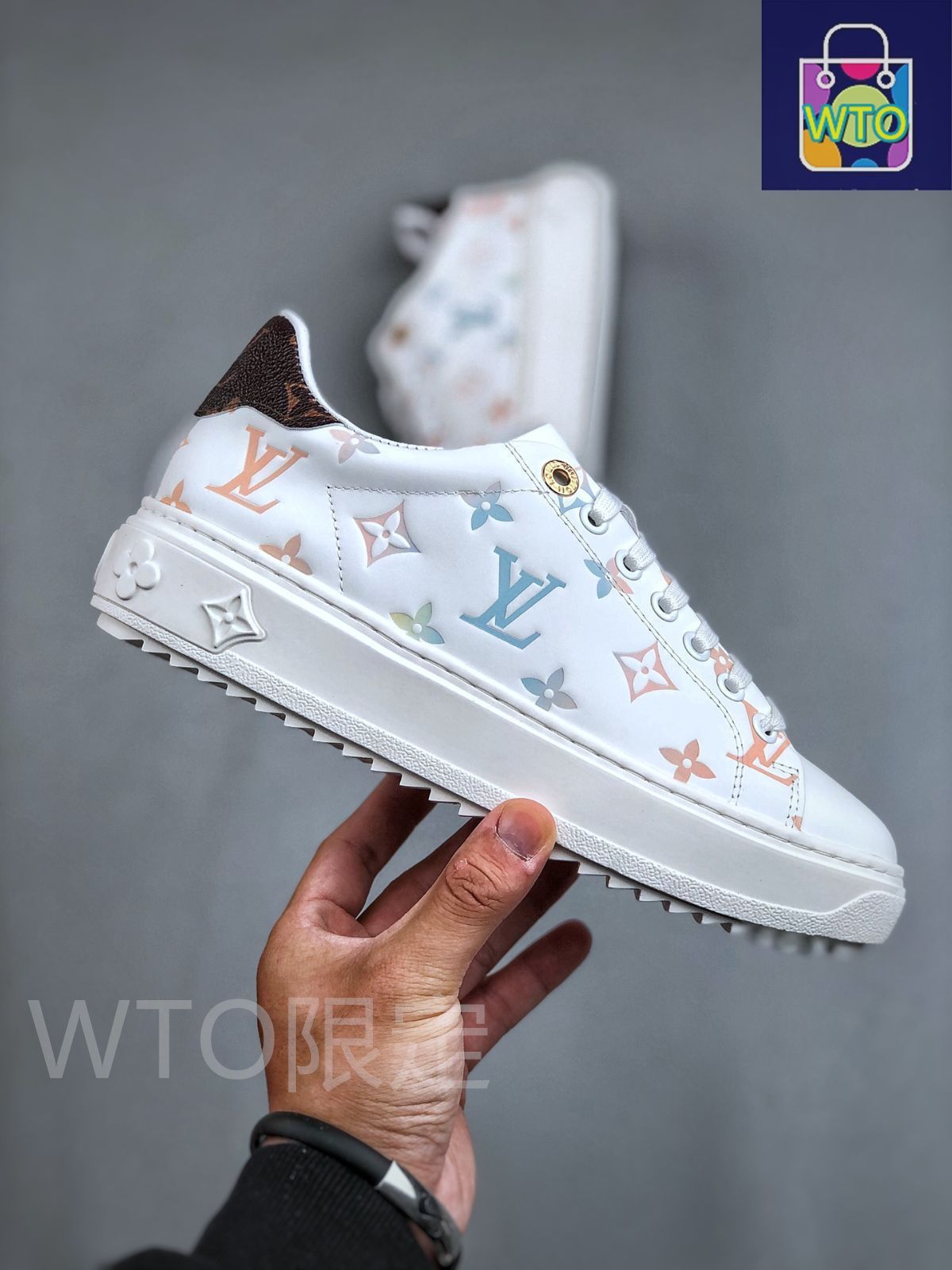 Louis Vuitton スニーカー ホワイト/ブラウン Louis Vuitton ロートップスニーカー、ホワイトパターン