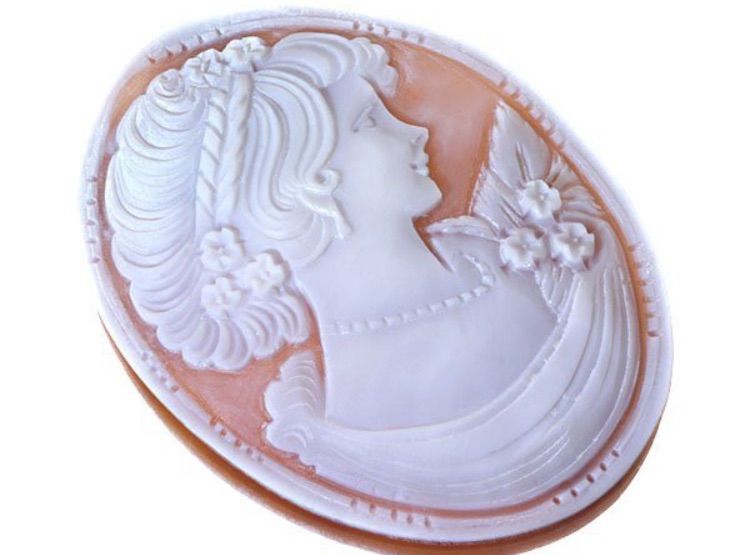 ジュエリー極】お洒落な貴婦人の彫刻 高級シェルカメオルース 64.7mm