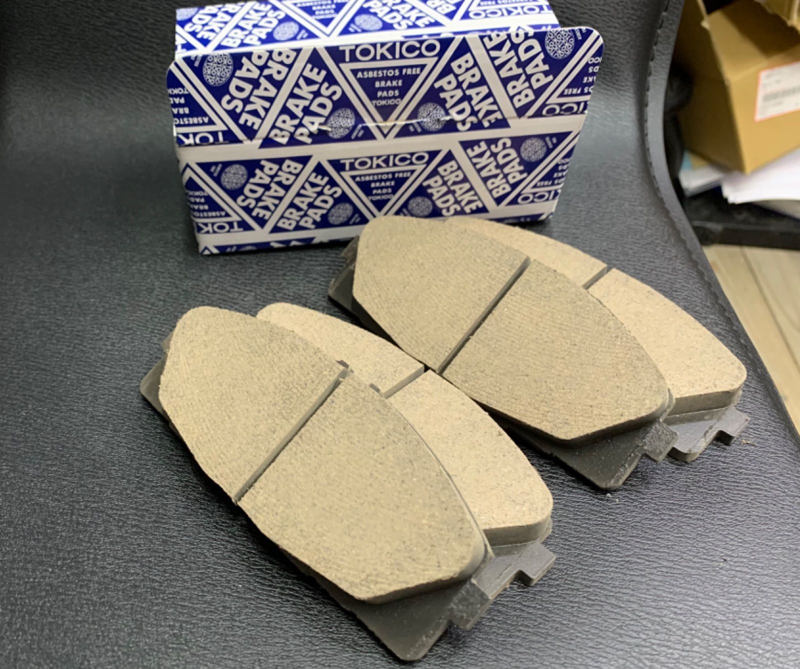 トキコ　ハイエース200系　フロントブレーキパッド　送料込み トキコハイエース200系フロントブレーキパッド送料込み