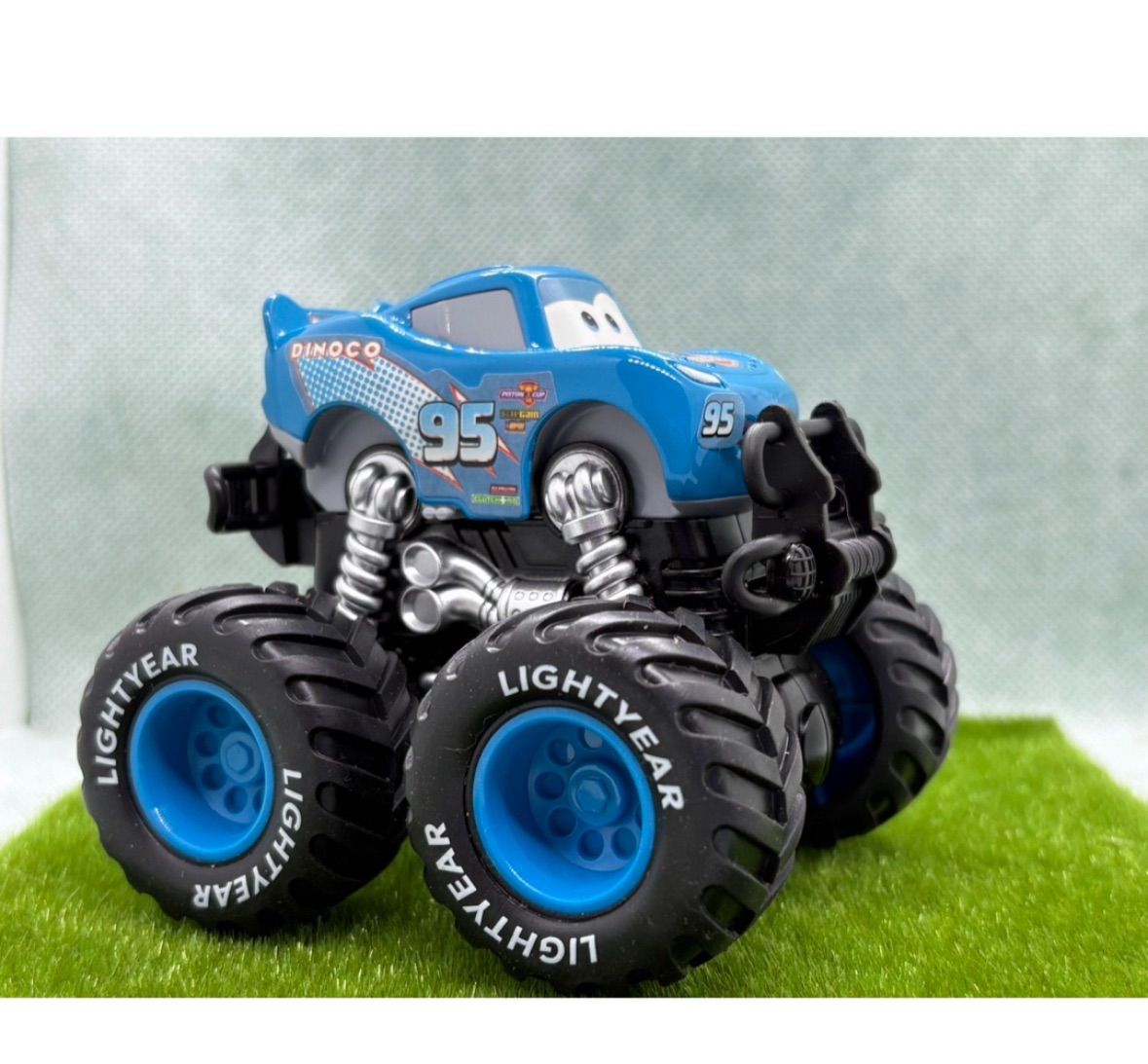 【新品】カーズ　モンスタートラック　デラックスメガサイズ　4台セット日本未発売 新品未使用 カーズ モンスタートラック 4点セット 四輪駆動 メガ