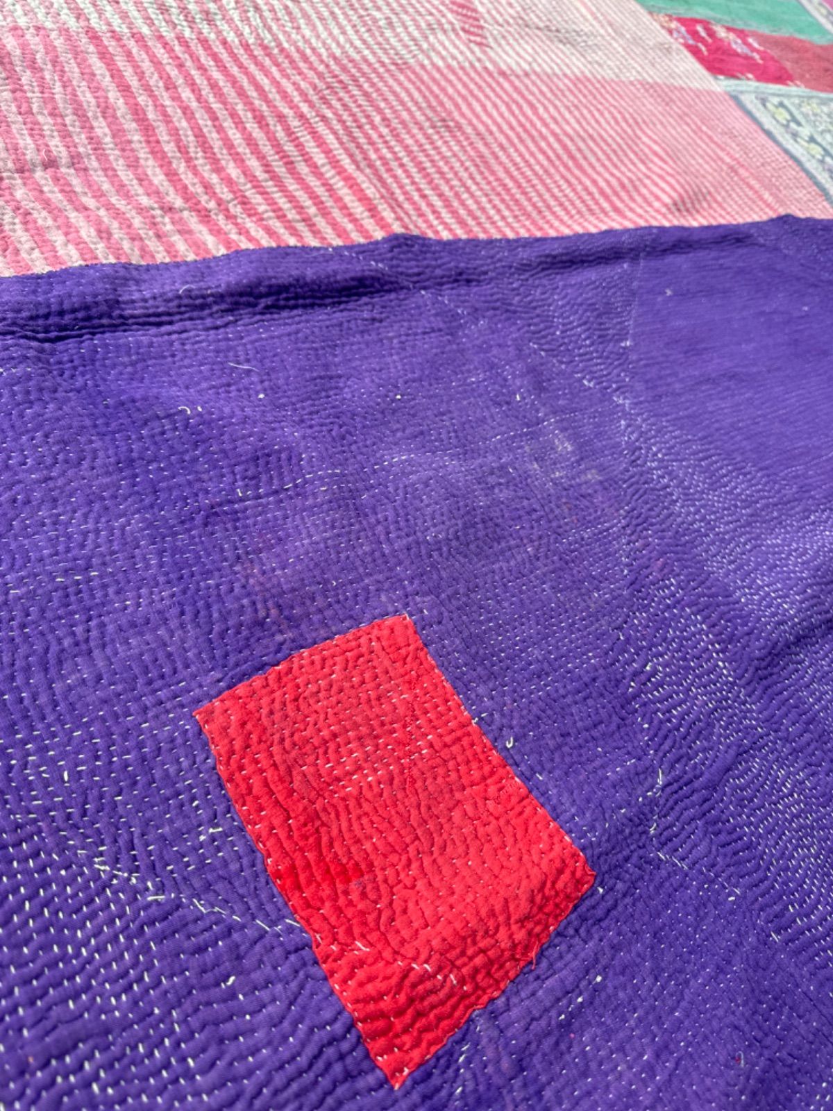 G061 グドゥリー マルチカバー マルチマット ラグ ヴィンテージ カンタ刺繍 ボロ インド ビンテージ BORO アンティーク シャビーシック ラリーキルト 手縫い 刺し子 ハンドメイド 刺子 絨毯 はぎれ 古布 パープル マルチ NEXPOTALLINN_EU