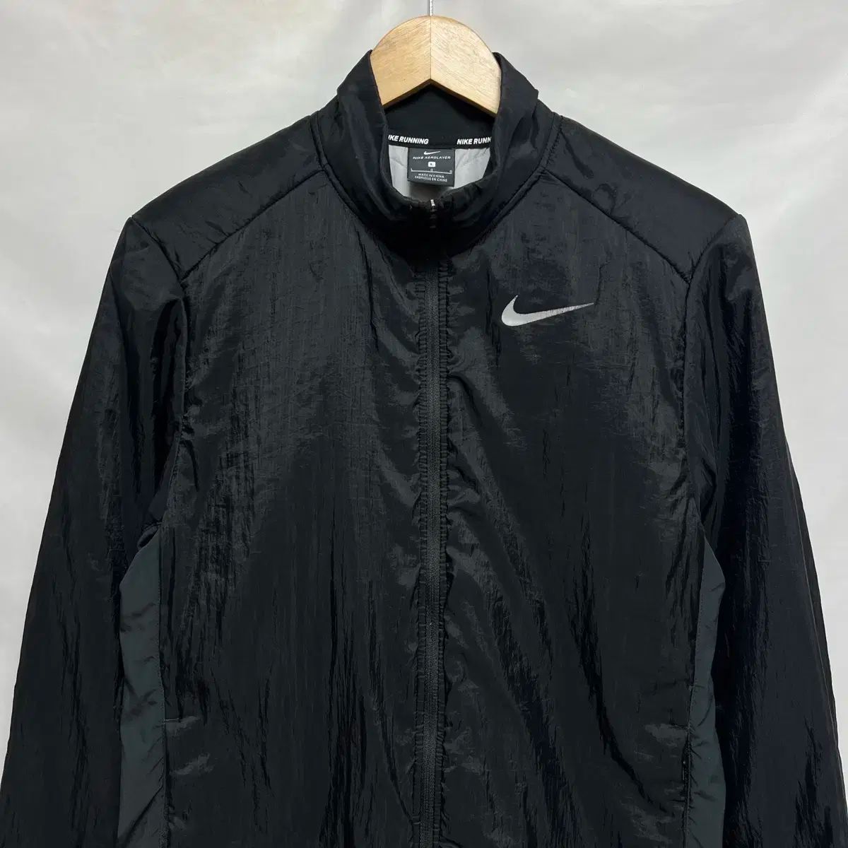 ナイキ ランニングジャケット　エアロレイヤージャケット　L 黒 ナイキ ランニングジャケット エアロレイヤージャケット L 黒 Nike