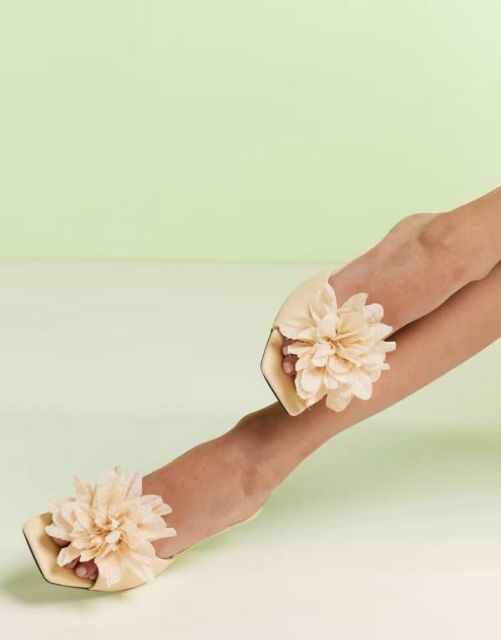 【送料無料】 エイソス レディース サンダル シューズ  DESIGN Tilly mule wedges with corsage trim in buttermilk Buttermilk