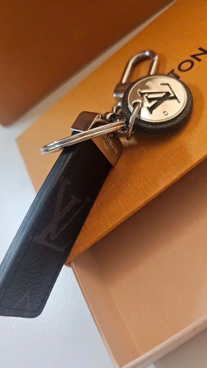 美品 ルイヴィトン キーホルダー ブラック ネオLV M80237 Louis Vuitton】【バッグチャーム】ルイヴィトン『ポルトクレ