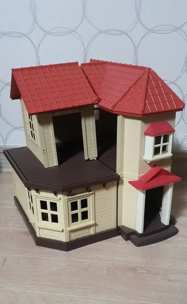 シルバニアファミリー 秘密の屋根裏部屋付き 光る赤屋根二階建て家