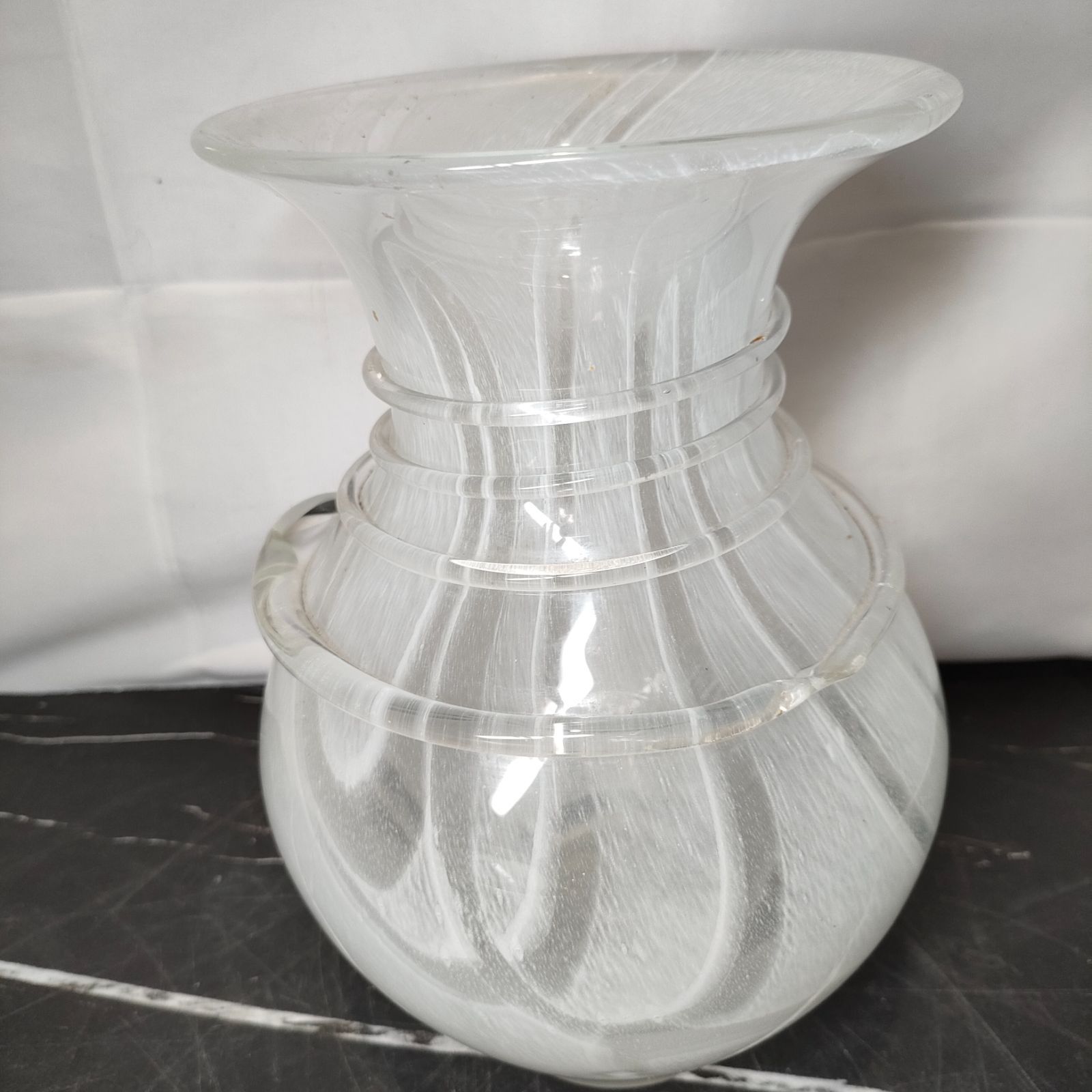 ボヘミア 花瓶 ホワイト グリーン ペイント 色被せ 乳白色