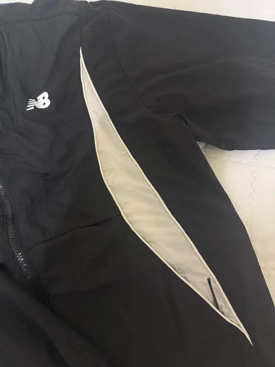 ニューバランス ウィンドブレーカー