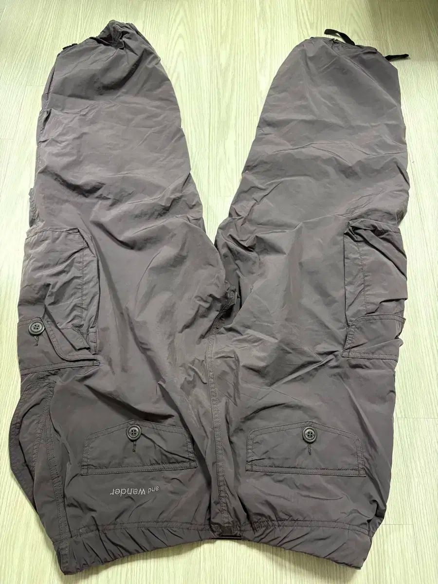 AND WANDER（アンドワンダー） オーバーサイズ カーゴパンツ 2023年モデル / メンズ 大きめ ゆったり 春夏 撥水 アウトドア AND WANDER（アンドワンダー） オーバーサイズ カーゴパンツ