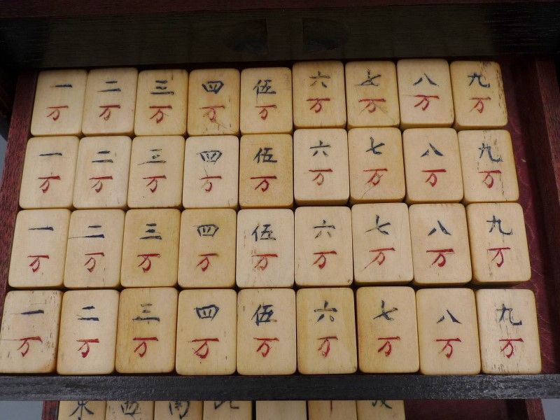 【50％OFF】 中国古玩 唐物 骨製 骨象嵌 時代物 唐木箱付 麻雀牌 背竹骨牌 麻雀