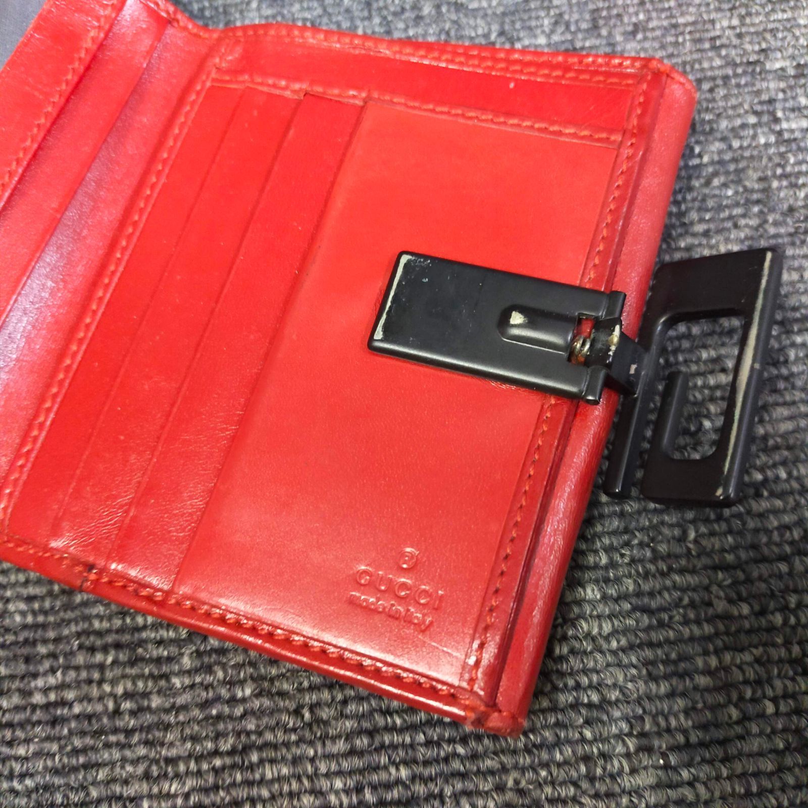 GUCCI グッチ 二つ折り財布 レザー 赤 Gロゴ金具付き - メルカリ