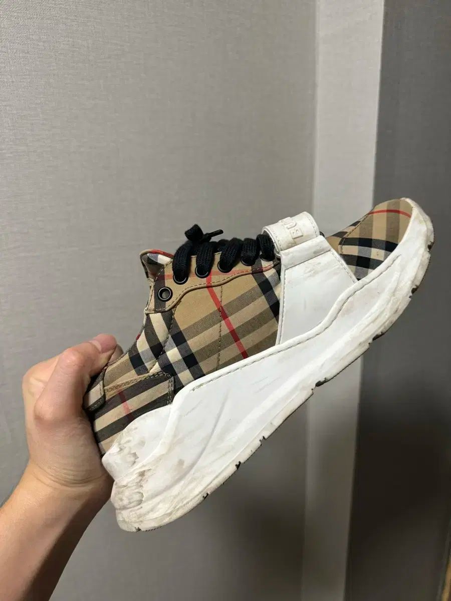 BURBERRY(バーバリー) スニーカーズ 250 サイズ です - メルカリ